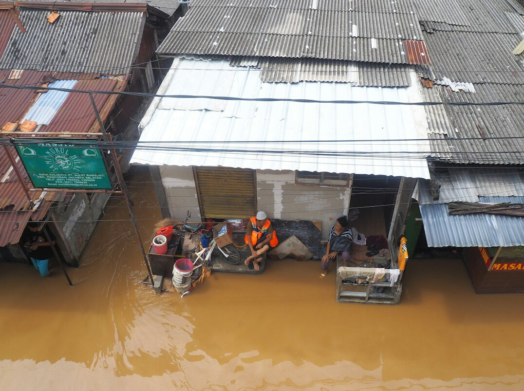 neighbors helping flood victims